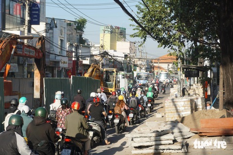 Lô cốt 'bóp nghẹt' đường Võ Văn Ngân, đi lại khó khăn- Ảnh 1. Đường Võ Văn Ngân sau thời gian đình trệ hiện đang tăng tốc thi công - Ảnh: ĐỨC PHÚ