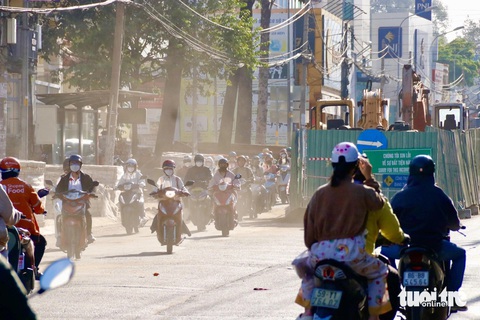 Lô cốt 'bóp nghẹt' đường Võ Văn Ngân, đi lại khó khăn- Ảnh 2. Lượng xe cộ đi lại đông vào giờ cao điểm qua khu vực "lô cốt", bụi tung mù mịt - Ảnh: TIẾN QUỐC