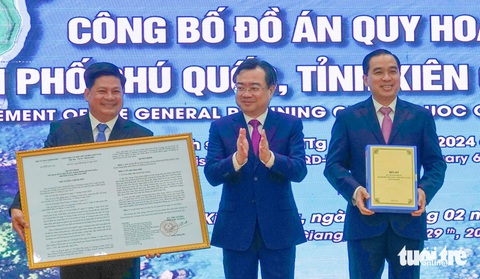 Phú Quốc sẽ là đô thị biển đảo đặc sắc, điểm đến du lịch an toàn, giàu bản sắc- Ảnh 1. Ông Nguyễn Thanh Nghị - bộ trưởng Bộ Xây dựng - trao quyết định đồ án quy hoạch chung TP Phú Quốc đến năm 2040 - Ảnh: CHÍ CÔNG