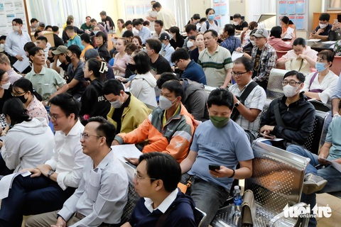 Vì sao người dân TP.HCM ùn ùn đi xin cấp phiếu lý lịch tư pháp?- Ảnh 2. Người dân làm phiếu lý lịch tư pháp ngồi kín sảnh Sở Tư pháp TP.HCM chờ đến lượt - Ảnh: PHƯƠNG NHI