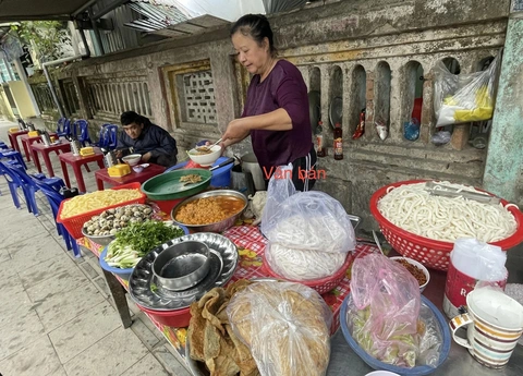 Một quán bánh canh trên phố Hàn Thuyên, TP Huế Một quán bánh canh trên phố Hàn Thuyên, TP Huế
