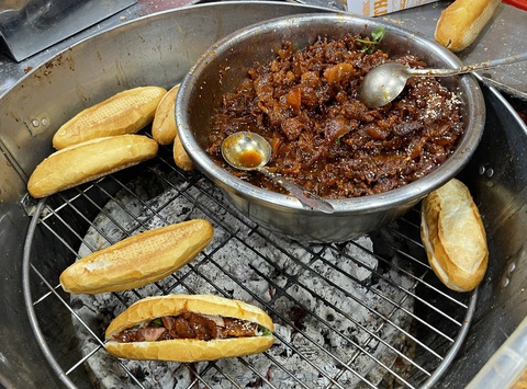 Bánh mì làm xongđược hơ trên bếp than cho nóng giòn trước khi giao khách Bánh mì làm xong được hơ trên bếp than cho nóng giòn trước khi giao khách