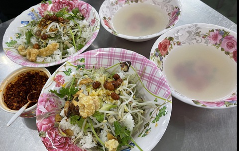 Cơm hến tại một quán gần khu Cầu Đập Đá, TP Huế Cơm hến tại một quán gần khu Cầu Đập Đá, TP Huế