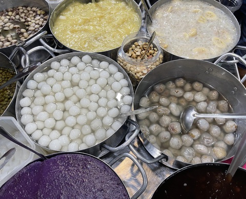 Chè bột lọc nhân heo quay (nồi bên phải) và chè bột lọc nhân dừa Chè bột lọc nhân heo quay (nồi bên phải) và chè bột lọc nhân dừa