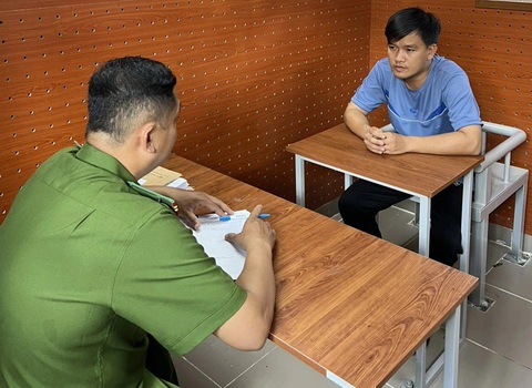Huy động vốn đáo hạn ngân hàng để đầu tư tiền ảo- Ảnh 1. Huỳnh Thành Luân tại cơ quan điều tra - Ảnh: Công an cung cấp