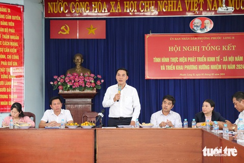 Thủ Đức biệt phái cán bộ địa chính thúc đẩy dự án vành đai 2- Ảnh 1. Đoàn khảo sát dự án vành đai 2 do Phó chủ tịch UBND TP Thủ Đức Mai Hữu Quyết dẫn đầu họp tại UBND phường Phước Long B - Ảnh: CHÂU TUẤN