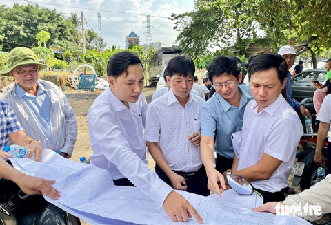 Thủ Đức biệt phái cán bộ địa chính thúc đẩy dự án vành đai 2- Ảnh 3. Đoàn khảo sát thực tế tại ngã tư Bình Thái (thuộc dự án vành đai 2) - Ảnh: CHÂU TUẤN