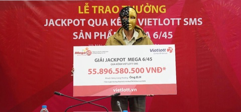Vietlott trao hơn 55 tỉ đồng giải độc đắc cho khách hàng ở TP.HCM- Ảnh 1. Anh Đ.H. nhận giải Jackpot trị giá hơn 55,8 tỉ đồng nhờ mua vé số Vietlott - Ảnh: CTV