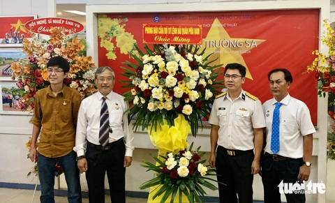 Từ trái qua: nhiếp ảnh gia Nguyễn Phụng, Nguyễn Mạnh Hùng, đại tá Trần Hồng Hải - phó Chính ủy Vùng 2 Hải quân, nhiếp ảnh gia Giang Sơn Đông - Ảnh: HOÀI PHƯƠNG Từ trái qua: nhiếp ảnh gia Nguyễn Phụng, Nguyễn Mạnh Hùng, trung tá Lê Hữu Hưng - phó trưởng phòng hậu cần hành chính Bộ tư lệnh Hải quân phía Nam, nhiếp ảnh gia Giang Sơn Đông - Ảnh: HOÀI PHƯƠNG