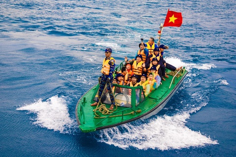 Vượt sóng - Ảnh: GIANG SƠN ĐÔNG Vượt sóng - Ảnh: GIANG SƠN ĐÔNG