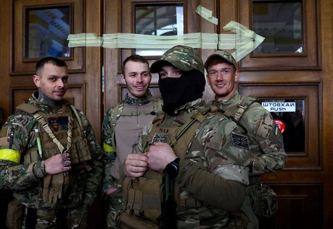 Bốn tình nguyện viên người Anh sang Ukraine tham chiến hồi tháng 3-2022 - Ảnh: REUTERS Bốn tình nguyện viên người Anh sang Ukraine tham chiến hồi tháng 3-2022 - Ảnh: REUTERS