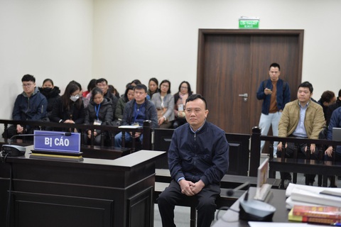 Cựu giám đốc CDC Hà Nội nhập viện, tòa hoãn xử- Ảnh 1. Bị cáo Lê Minh Tuyến - cựu trưởng phòng tài chính, CDC Hà Nội - tại phiên tòa sáng 29-2 - Ảnh: GIANG LONG