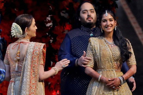 A red carpet ceremony marking the engagement of Anant Ambani and Radhika Merchant in Mumbai, India. Photograph: Niharika Kulkarni/Reuters Chú rể Anant Ambani và cô dâu Radhika Merchant trong lễ đính hôn ở Mumbai, Ấn Độ - Ảnh: REUTERS