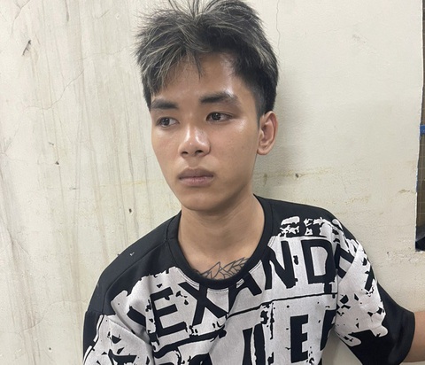 Bắt nam thanh niên dùng dao đâm người trọng thương rồi bỏ trốn vào TP.HCM- Ảnh 1. Nhớ bị lực lượng công an bắt giữ - Ảnh: L.PHƯƠNG