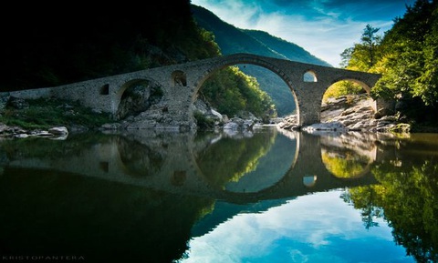 Devil's Bridge ở Ardino, Bulgaria - Ảnh: Atlas Obscure Devil's Bridge ở Ardino, Bulgaria - Ảnh: Atlas Obscure