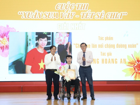 Báo Người Lao Động trao giải cuộc thi Xuân sum vầy - Tết sẻ chia- Ảnh 1. Chủ tịch Hội Nhà báo TP.HCM Nguyễn Tấn Phong (bên phải) và tổng biên tập báo Người Lao Động Tô Đình Tuân trao giải cho tác giả đoạt giải nhất - Ảnh: Báo Người Lao Động