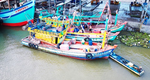 Khởi tố vụ án tấn công tàu cá bằng bom xăng, súng đạn chì- Ảnh 1. Tàu cá của ông Đồng cùng hai tàu khác bị các đối tượng tấn công gây cháy sém - Ảnh: THANH HUYỀN