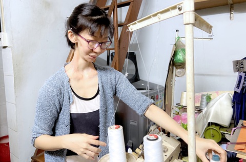 Chị Thanh Trà với niềm vui may vá mỗi ngày - Ảnh: YẾN TRINH Chị Thanh Trà với niềm vui may vá mỗi ngày - Ảnh: YẾN TRINH