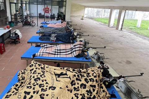 Các VĐV bắn súng đội Hà Nội đắp chăn tập luyện, chống chọi những đợt rét sau Tết nguyên đán - Ảnh: Hà My Các vận động viên súng trường đội Hà Nội đắp chăn tập luyện, chống chọi những đợt rét sau Tết Nguyên đán - Ảnh: HÀ MY