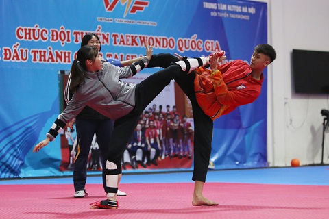 Vận động viên bắn súng đắp chăn kín mít tập luyện, chống chọi thời tiết giá rét- Ảnh 7. Võ sĩ taekwondo Trương Thị Kim Tuyền (bìa trái) và các đồng đội đang tích cực chuẩn bị cho vòng loại Olympic, với hy vọng giành suất đến Olympic Paris 2024 - Ảnh: HOÀNG TÙNG