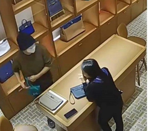 Bắt 'thiếu gia' vào trung tâm thương mại trộm cắp hàng hiệu- Ảnh 1. Camera cửa hàng ghi lại hình ảnh Chiến giả vờ hỏi mua đồ hiệu đắt tiền