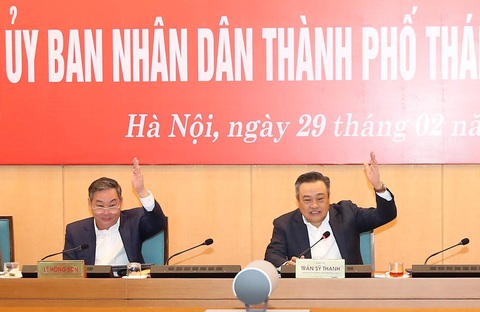 Hà Nội dự chi 2.800 tỉ nâng cấp đường 70 nối Hà Đông - Thanh Trì- Ảnh 1. Chủ tịch UBND TP Hà Nội Trần Sỹ Thanh và Phó chủ tịch Lê Hồng Sơn giơ tay biểu quyết tại phiên họp sáng 29-2 - Ảnh: UBND TP