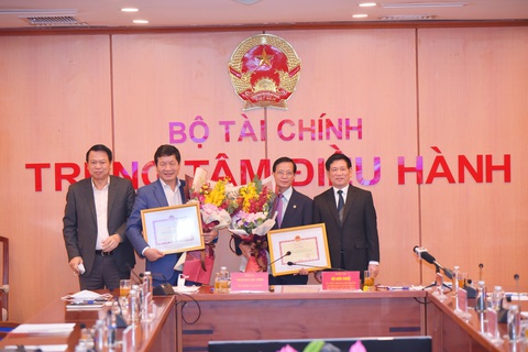 Quyết tâm nâng hạng thị trường chứng khoán Việt Nam- Ảnh 2. Bộ trưởng Bộ Tài chính Hồ Đức Phớc trao bằng khen cho Tập đoàn SOVICO và Tập đoàn FPT với thành tích xử lý nghẽn lệnh HoSE - Ảnh: HDB