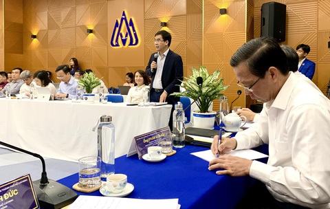 Chủ tịch Phan Văn Mãi: Sẵn sàng đầu tư hàng ngàn tỉ đồng mỗi năm đào tạo nguồn nhân lực- Ảnh 2. Ông Phan Văn Mãi ghi nhận ý kiến phát biểu của hiệu trưởng các trường đại học tại hội nghị sáng 29-2 - Ảnh: TRẦN HUỲNH