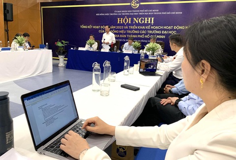 Chủ tịch Phan Văn Mãi: Sẵn sàng đầu tư hàng ngàn tỉ đồng mỗi năm đào tạo nguồn nhân lực- Ảnh 1. Chủ tịch UBND TP.HCM phát biểu tại hội nghị tổng kết hoạt động năm 2023 và triển khai nhiệm vụ năm 2024, của Hội đồng hiệu trưởng các trường đại học trên địa bàn TP.HCM sáng nay 29-2 - Ảnh: TRẦN HUỲNH