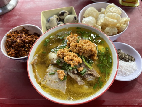 Bánh canh tại một quán ở phố Hàn Thuyên, TP Huế Bánh canh tại một quán ở phố Hàn Thuyên, TP Huế
