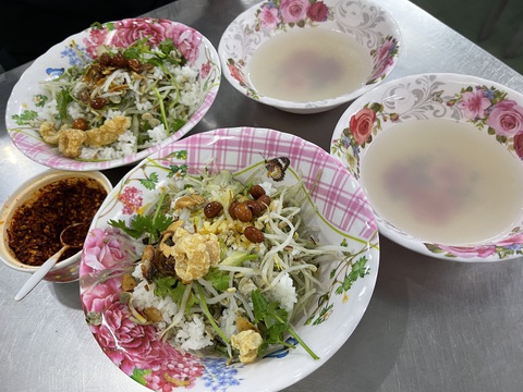 Cơm hến tại một quán gần khu Cầu Đập Đá, TP Huế Cơm hến tại một quán gần khu Cầu Đập Đá, TP Huế - Ảnh: NHÃ XUÂN