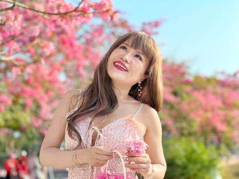 Ngẩn ngơ với con đường 282 cây hoa kèn hồng ở Sóc Trăng- Ảnh 3. Chị Xuân Lan say sưa check - in bên hàng cây kèn hồng ở Châu Thành