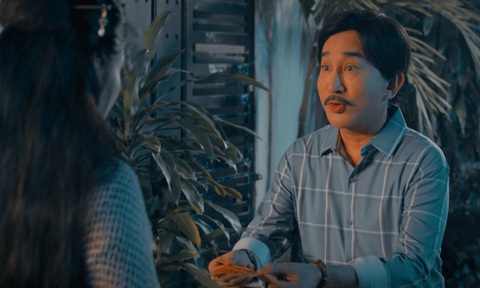 Màn 'thả thính' có 1-0-2 của 'ông chủ trại hòm' Kim Tử Long với Lê Phương- Ảnh 1. Kim Tử Long nhập vai ông chủ trại hòm hài hước, lấy tiếng cười của người xem
