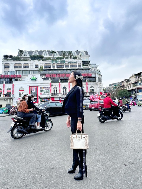 Outfit xuống phố du xuân của Lệ Quyên liên tục được cư dân mạng bàn tán, đắp tiền tỉ lên người nhưng vẫn không sang nổi. Nữ ca sĩ xách chiếc túi Hermes bạch tạng, kết hợp với cây trang phục phong cách cá tính và cài nơ điệu đà vô tình khiến chiếc túi xách tiền tỉ bị dìm một cách thảm hại.