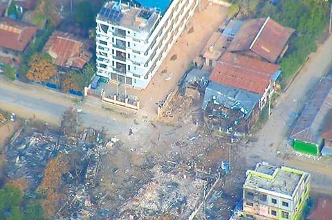 Myanmar ban bố thiết quân luật tại 2 thị trấn miền đông, vì sao?- Ảnh 1. Hình ảnh nhà cửa bị hư hại sau khi bị đốt phá ở thị trấn Momeik, bang Shan. Ảnh này được trang tin The Irrawaddy và báo Global New Light Of Myanmar đăng hồi cuối tháng 1-2024, nhưng không nêu rõ thời gian chụp - Ảnh: Global New Light Of Myanmar