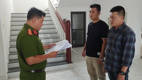 Hai người từng được ghép thận đi môi giới mua bán thận, lãnh án tù- Ảnh 1. Nghĩa và Tú bị Tòa án nhân dân TP Huế tuyên phạt 7 năm tù và 5 năm tù cho tội danh môi giới mua bán thận - Ảnh: CÔNG QUANG