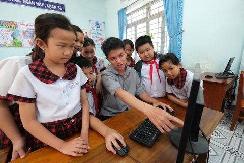 Ở ngôi trường làng tỉnh lẻ có... chuyên gia Microsoft- Ảnh 2. Thầy giáo Nguyễn Bích Ngọc gần gũi với các em học sinh và hướng các em tình yêu với công nghệ máy tính - Ảnh: M.V
