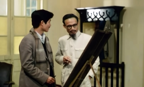 Nhân vật Bác Hồ (do diễn viên Tiến Hợi đóng) và chàng họa sĩ (Quốc Tuấn) trong phim Hà Nội mùa đông năm 46 - Ảnh: Chụp màn hình Nhân vật Bác Hồ (do diễn viên Tiến Hợi đóng) và chàng họa sĩ (Quốc Tuấn) trong phim Hà Nội mùa đông năm 46 - Ảnh: Chụp màn hình