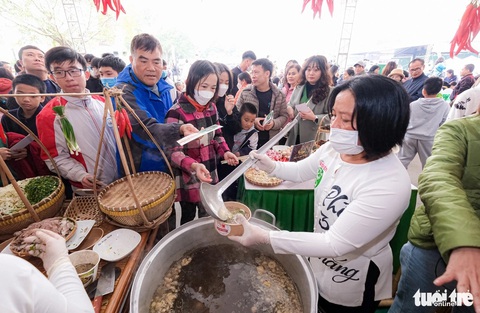 Nam Định hưởng ứng, quảng bá phở Việt - Ảnh 1. Hàng vạn người đến gala Ngày của phở ở Nam Định năm 2022 để thưởng thức phở khắp mọi miền - Ảnh: NAM TRẦN
