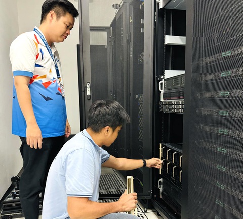 Trường đại học đầu tiên ở Việt Nam sở hữu siêu máy chủ AI NVIDIA DGX A100- Ảnh 1. Các nghiên cứu viên Trường đại học Công nghệ thông tin (Đại học Quốc gia TP.HCM) đang kiểm tra kết cấu và linh kiện siêu máy chủ AI NVIDIA DGX A100 vừa được nhập về trường - Ảnh: TRƯƠNG DŨNG