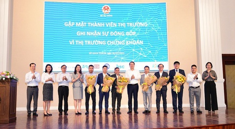 Quyết tâm nâng hạng thị trường chứng khoán Việt Nam- Ảnh 3. Thứ trưởng Nguyễn Đức Chi (thứ 6 từ trái sang) tặng hoa cảm ơn các thành viên thị trường ngày 28-7-2022 - Ảnh: HDB