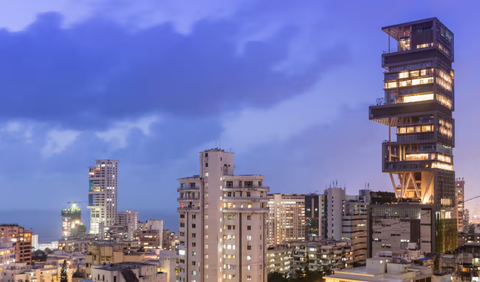Mukesh Ambani’s owned Antilla home – the world’s most expensive private residence. Photograph: John Michaels/Alamy Tòa nhà cao 27 tầng Antilla ở Mumbai của ông Ambani được Forbes đánh giá là tài sản bất động sản đắt nhất thế giới - Ảnh: John Michaels/Alamy