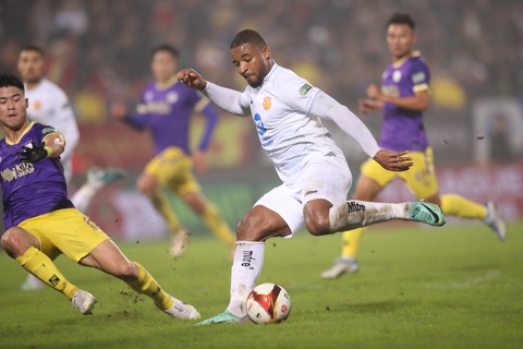 Pha solo vượt qua 2 hậu vệ và ghi bàn của Rafaelson giúp CLB Nam Định thắng 3-2 trước CLB Hà Nội ở vòng 11 V-League 2023 - 2024 - Ảnh: NĐFC Pha solo vượt qua 2 hậu vệ và ghi bàn của Rafaelson giúp CLB Nam Định thắng 3-2 trước CLB Hà Nội ở vòng 11 V-League 2023 - 2024 tối 28-2 - Ảnh: NĐFC