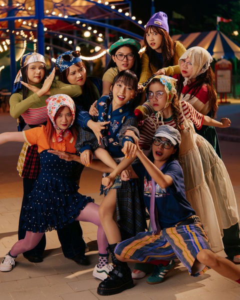 Juky San chọn ngày lành tháng tốt tung MV one-shot thứ 4- Ảnh 4. Juky San đã cùng với nhóm diễn viên, dancer luyện tập suốt 14 giờ đồng hồ trong 2 ngày ngay tại bối cảnh quay giữa thời tiết nắng nóng 40 độ