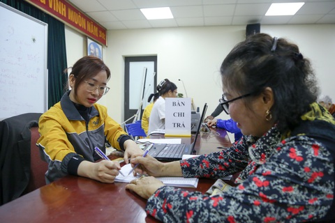 Nhân viên bưu điện chi trả lương hưu cho người cao tuổi tại Thanh Trì, Hà Nội - Ảnh: HÀ QUÂN Nhân viên bưu điện chi trả lương hưu cho người cao tuổi tại Thanh Trì, Hà Nội - Ảnh: HÀ QUÂN