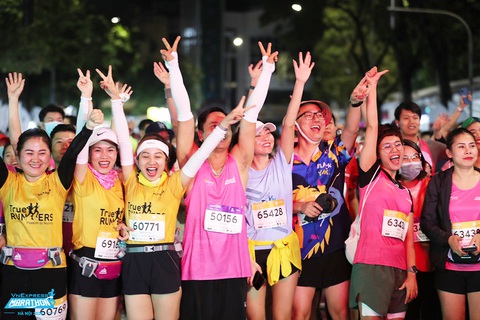 Giải chạy đêm có quy mô lớn nhất từ trước đến nay diễn ra ngày 3-3- Ảnh 2. Hình ảnh các vận động viên tham dự Giải VnExpress Marathon Ho Chi Minh City Midnight 2023 - Ảnh: TVC