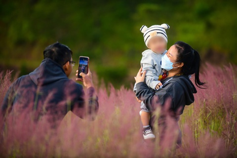 Chuyên gia bày cách chụp ảnh để thoát kiếp nạn 'nóc nhà' chê bai- Ảnh 1. Để nửa kia có những tấm hình như ý, nhiều chàng trai đã chịu khó tìm tòi, học hỏi cách chụp ảnh đẹp bằng điện thoại thông qua mạng xã hội - Ảnh minh họa: QUANG ĐỊNH