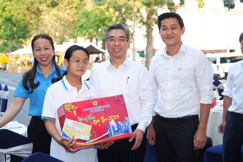 Phó bí thư Nguyễn Phước Lộc tuyên dương bí thư khu phố tiêu biểu- Ảnh 4. Con em công nhân được hỗ trợ nhiều phần quà ý nghĩa để vui xuân đón Tết - Ảnh: HỮU HẠNH