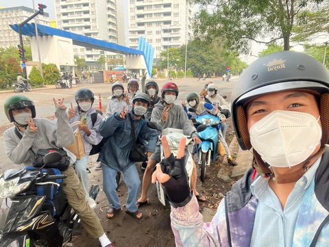 Tết đi phượt bao rẻ, bao vui- Ảnh 1. Nguyễn Việt và nhóm bạn xuất phát phượt Tết vui xuân - Ảnh: NVCC