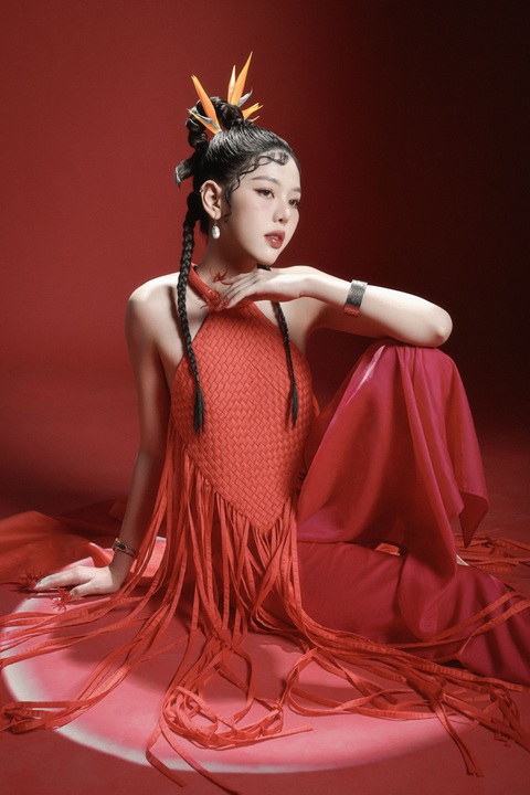 Muộii tung bộ hình Tết gây thương nhớ- Ảnh 4. “Cũng khá lâu rồi Muộii không sở hữu một bộ hình Tết đúng nghĩa. Cho dù phong cách ăn mặc đời thường hay lên sân khấu của Muộii có phần cá tính nhưng là một người con gái Việt Nam, Muộii luôn có một cảm xúc đặc biệt dành cho những chiếc áo dài. Bên cạnh đó Muộii cũng nhận được sự giúp đỡ từ những cộng sự nhiệt tình để có thể chụp được bộ ảnh mà Muộii rất ưng ý", nữ ca sĩ chia sẻ